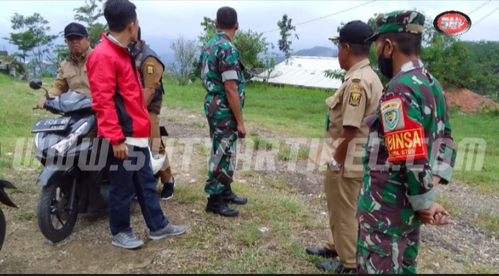 Babinsa Kebonmanggu Koramil 0607-09/ Cisaat Bersama Kades Tinjau Lokasi TMMD Jalan Desa