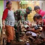 Wujud Manunggal Dengan Rakyat, Babinsa Sukaresmi Bantu Bangun Rumah Warga Binaan