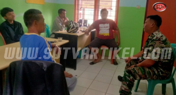 Berikan Pesan Kamtibmas di Wilayah Binaan, Babinsa Sukaresmi Komsos Bersama Tomas dan warga