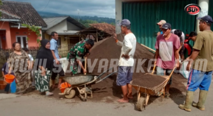 BABINSA SIRNARESMI KORAMIL 0607-09/CISAAT BERSAMA WARGA MASYARAKAT KARYA BAKTI ANGKUT PASIR