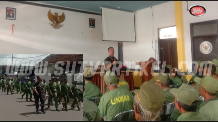 Babinsa Gunungjaya Tingkatkan Pembinaan Pertahanan Wilayah Dengan Cara Latihan Fisik Anggota Linmas