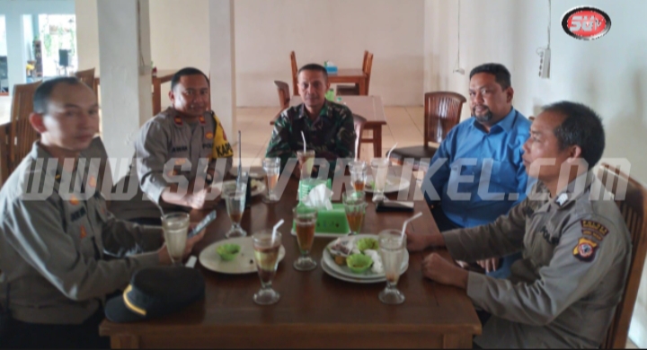 Sinergitas TNI-Polri, Babinsa Kadudampit Koramil 0607-09/Cisaat Lakukan Komsos bersama Kapolsek dan Bhabinkamtibmas Polsek Kadudampit