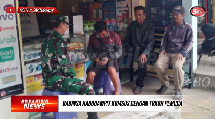 Babinsa Kadudampit Koramil 0607-09/Cisaat Komsos Dengan Tokoh Pemuda