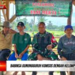 Babinsa Gunungguruh Koramil 0607-09/Cisaat Komsos Dengan Kelompok Tani Mukti