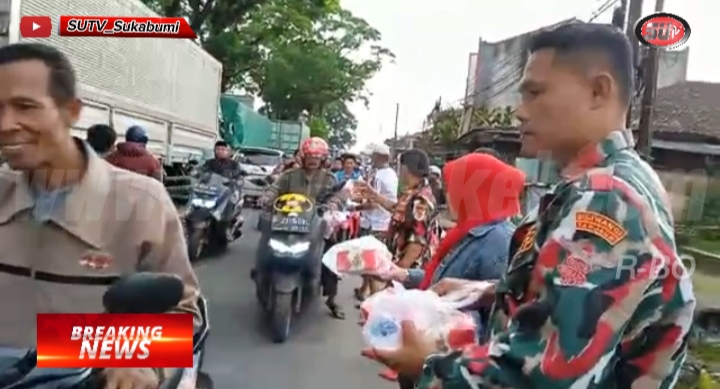 LMPI MAC Cicurug Bagikan Paket Takjil ke Pedangan, Tukang ojek dan Pengguna jalan