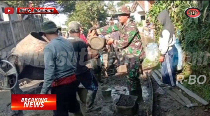 Babinsa Sukamaju Bersama Warga Lakukan Karya Bakti Pengecoran Jalan Lingkungan Kampung Lebaksiuh