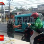 Babinsa Gunungjaya Koramil 0607-09/Cisaat, Kembali gelar Jumat Berkah Bagikan Nasi Kotak Kepada Warga