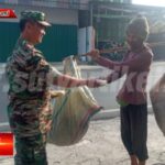 Babinsa Koramil 0607-09/Cisaat Dibantu Warga Bagikan Nasi Kotak Kuning Gratis