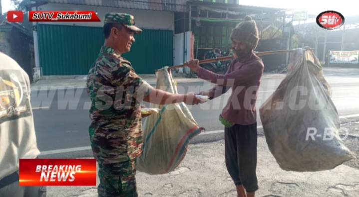 Babinsa Koramil 0607-09/Cisaat Dibantu Warga Bagikan Nasi Kotak Kuning Gratis