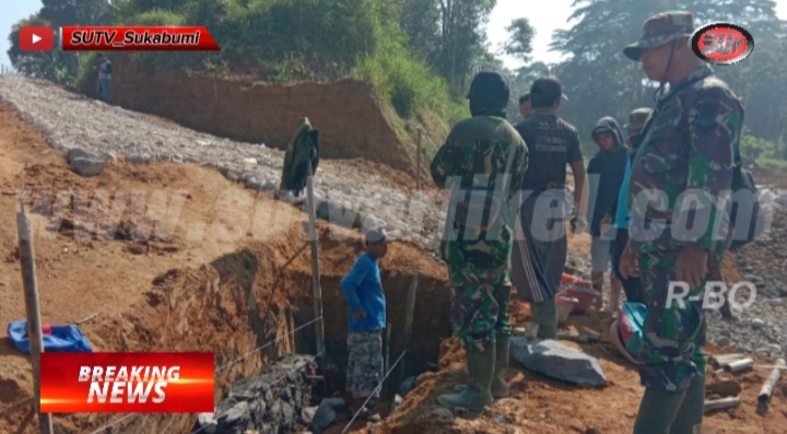 Babinsa Sukamaju Bersama Masyarakat Karya Bakti Pembuatan Jalan menuju Obyek wisata