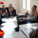 Tingkatkan Kerja Sama Yang Baik, Babinsa Cibentang Komsos bersama Kepala Desa dan Staf Desa