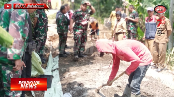 Babinsa Cikujang Bersama Tenaga ahli dan Warga, Karya Bakti Rabat Beton Jalan Legok nyenang