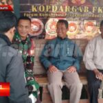 Babinsa Kadudampit Koramil 0607-09/Cisaat, komsos dengan Tomas dan Toga