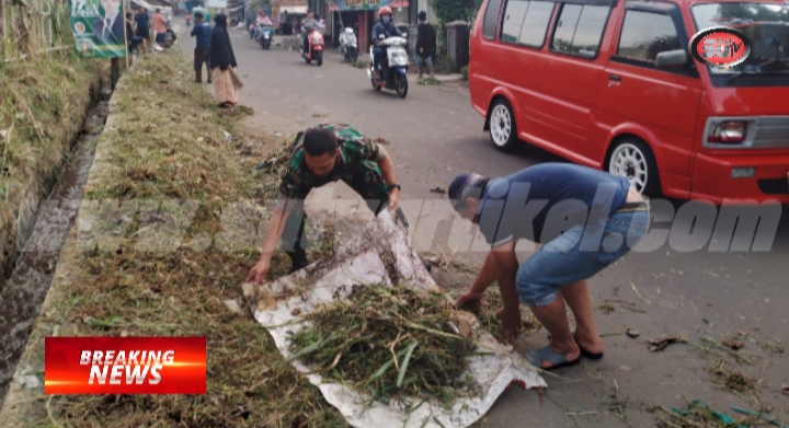 Babinsa Kadudampit ajak Masyarakat Kerja Bakti Bersihkan Jalan dari rumput dan ranting agar tampak bersih dan rapi