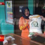 Kades bersama Babinsa Mangkalaya Dampingi Penyaluran Beras Dari Bulog Kepada 437 KPM