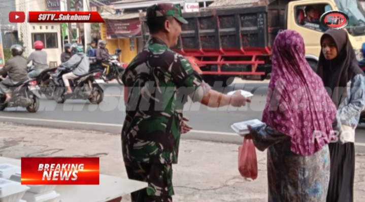 Jumat Berkah, Pelda Darmudji Anggota Koramil 0607-09/Cisaat Bagikan Nasi kepada Warga dan Pengguna Jalan