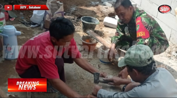 Ringankan Beban warga, Babinsa Selajambe Bantu Warga Bangun Rumah di Desa Binaan