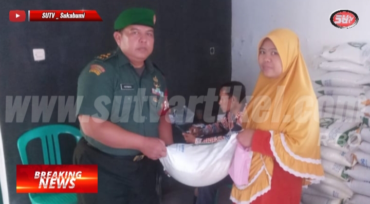 BABINSA CIKUJANG, DAMPINGI PENYALURAN BANTUAN BERAS BULOG 10 KG KEPADA 565 KPM