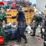 Anggota Koramil 0607-09/Cisaat Gelar Karya Bakti Bersihkan Sampah di Pasar Cisaat