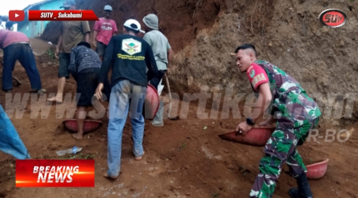 Babinsa Citamiang Bersama Warga Gotong Royong Bersihkan Tumpukan Tanah Di jalan lingkungan