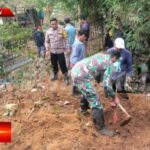 Tanggap Bencana Babinsa Sukamanah Bantu Menangani Tanah Longsor Dibantaran sungai Ciraden