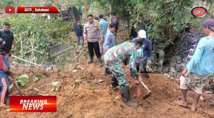 Tanggap Bencana Babinsa Sukamanah Bantu Menangani Tanah Longsor Dibantaran sungai Ciraden