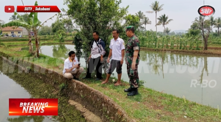 Babinsa Kutasirna Bersama Kadus Babakan Jampang Tinjau Kolam Ikan Warga Binaan