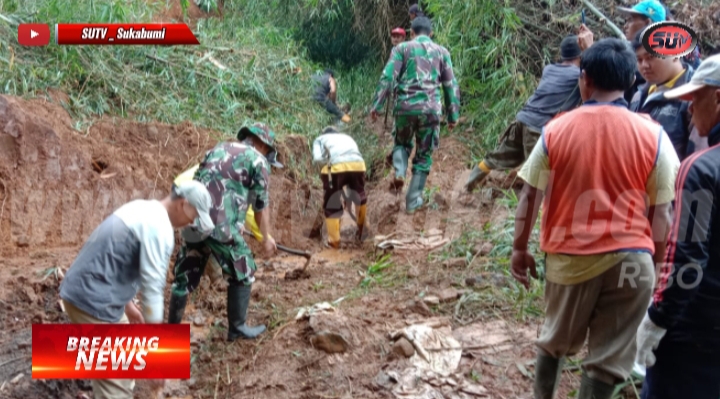 Anggota Koramil 0607-09/Cisaat Bersihkan Aliran Sungai Ciraden yang Tersumbat Material Longsor