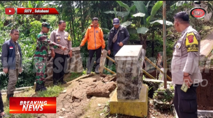 Danposramil Kadudampit Tinjau Jembatan Rusak Akibat Tanah Longsor Di Desa Cikahuripan