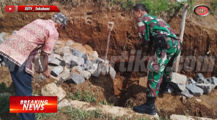 Perbaiki Saluran Air, Babinsa Kadudampit Koramil 0607-09/Cisaat Gotong Royong Bersama Warga