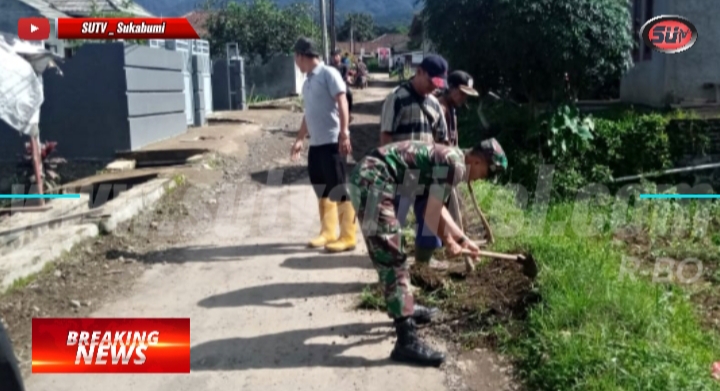 ​Babinsa Citamiang Bersama Kepala Desa dan Warga Laksanakan Karya Bakti Bersihkan Jalan Lingkungan