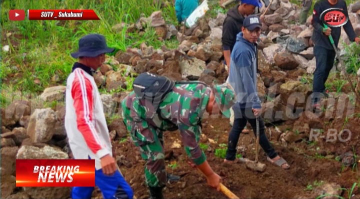 Babinsa Sukamaju Bersama Warga Gotong royong Perbaiki Tembok Penahan Tanah yang Ambruk