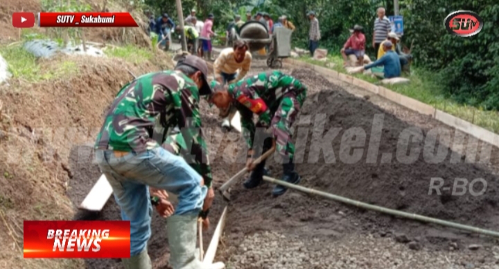 Membangun Desa Bersama Warga, Babinsa Mangkalaya Bantu Kerja Bakti Pengecoran Jalan