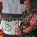 Pastikan Bantuan Tepat Sasaran, Babinsa Cikujang Dampingi Penyaluran Bantuan Beras 10 Kg