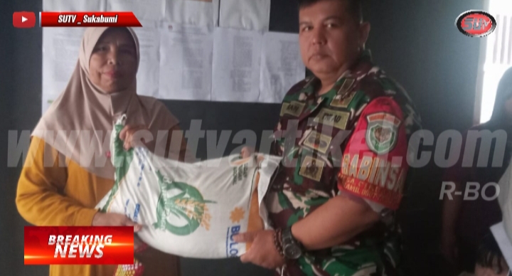 Pastikan Bantuan Tepat Sasaran, Babinsa Cikujang Dampingi Penyaluran Bantuan Beras 10 Kg