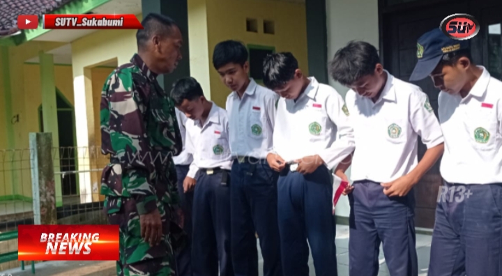 Babinsa Selajambe, Berikan Pembinaan Disiplin kepada Siswa SMP 2 Selajambe