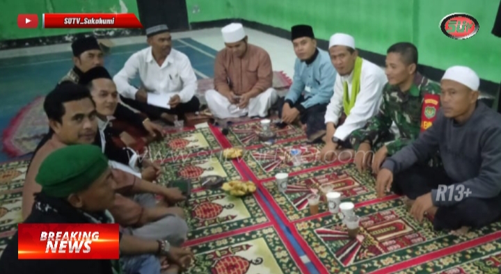 Babinsa Mangkalaya Koramil 0607-09/Cisaat komsos dengan toga diwilayah Binaannya