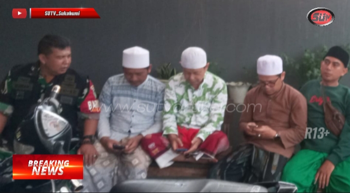 Jaga Stabilitas Keamanan wilayah, Babinsa Cikujang Koramil 0607-09/Cisaat Komsos Dengan Warga