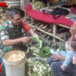 Babinsa Padaasih Komsos dengan Pelaku UMKM Pengrajin Kripik Pisang