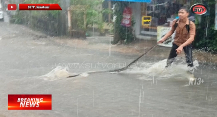 Anak SMK Tangkap Ular Piton yang terbawa arus air hujan dengan Tangan Kosong