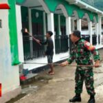 Bersama Warga, Babinsa Gunungguruh Laksanakan Gotong Royong Pengecatan Masjid Al-Ikhlas