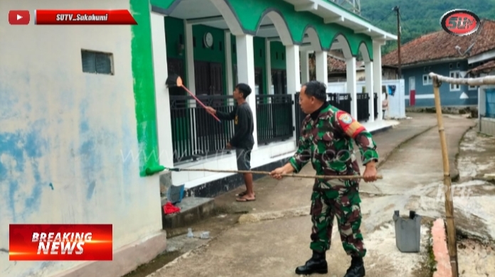 Bersama Warga, Babinsa Gunungguruh Laksanakan Gotong Royong Pengecatan Masjid Al-Ikhlas