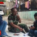 Komsos Dengan Warga Babinsa Sukamanis Ajak Jaga Keamanan dan Kebersihan Lingkungan