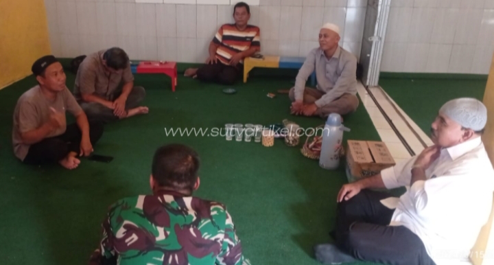 Tingkatkan keamanan bersama babinsa Selajambe Komsos Dengan warga dan Perangkat Desa