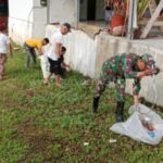 Kompak, Babinsa Cibolang Bersama Warga Bersihkan Seputaran Masjid Al Mutaqin Guna Tingkatkan Kebersihan