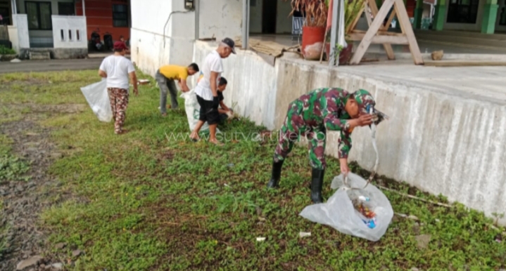 Kompak, Babinsa Cibolang Bersama Warga Bersihkan Seputaran Masjid Al Mutaqin Guna Tingkatkan Kebersihan