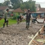 Bangkitkan Semangat Kebersamaan dan Gotong Royong, Babinsa Sukasari Bantu Pengecoran Jalan Desa