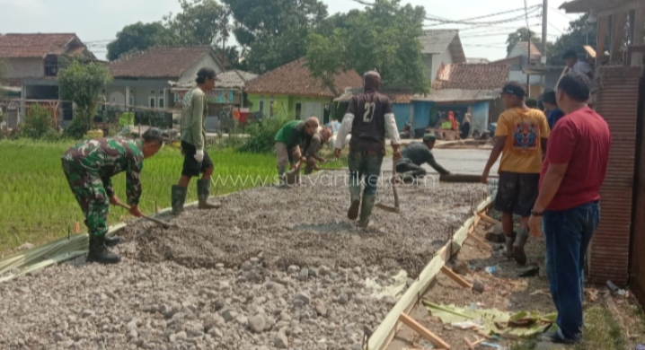 Bangkitkan Semangat Kebersamaan dan Gotong Royong, Babinsa Sukasari Bantu Pengecoran Jalan Desa