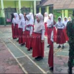 Tanamkan Kedisiplinan Sejak Dini, Babinsa Kel. Kebonjati Latih PBB Siswa SD Pintukisi