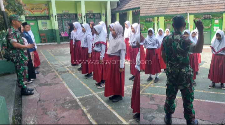 Tanamkan Kedisiplinan Sejak Dini, Babinsa Kel. Kebonjati Latih PBB Siswa SD Pintukisi